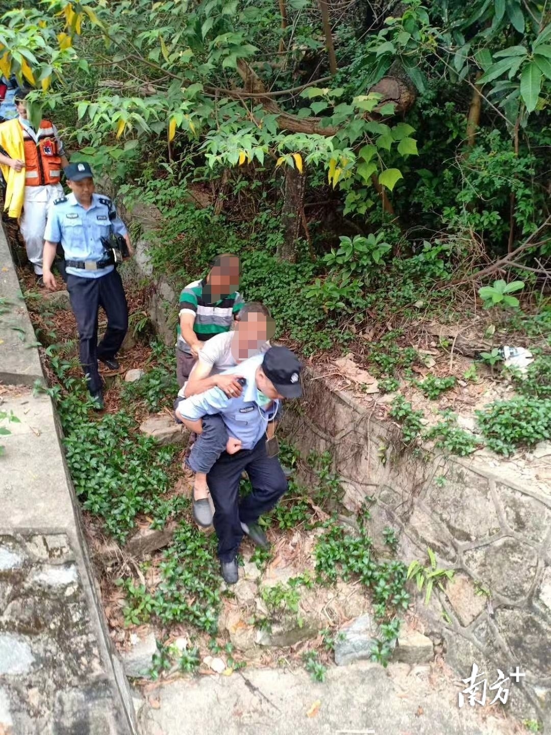 陈清良(背人者)救助被困群众。