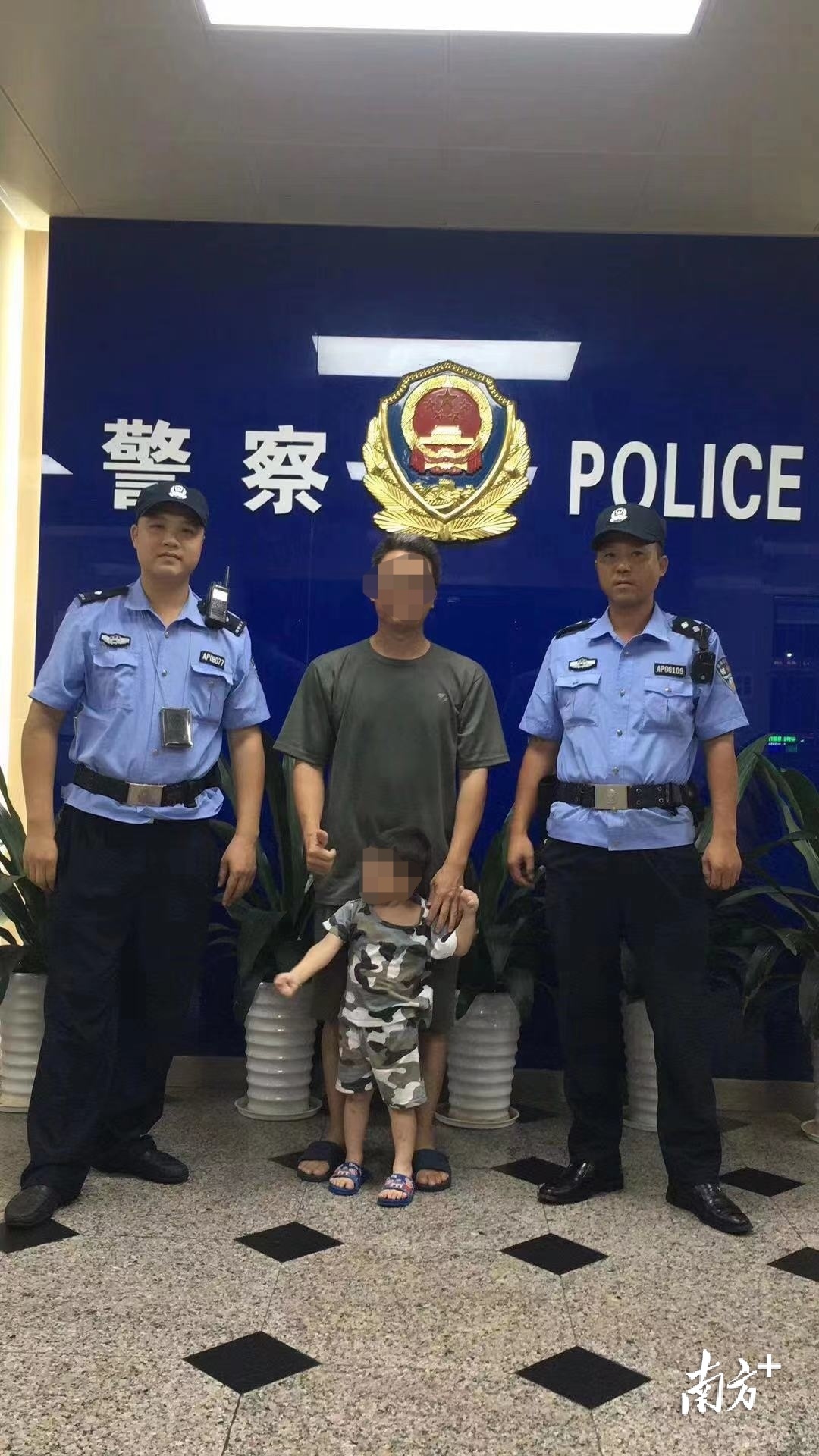 陈清良(左一)帮助群众寻回走失儿童。