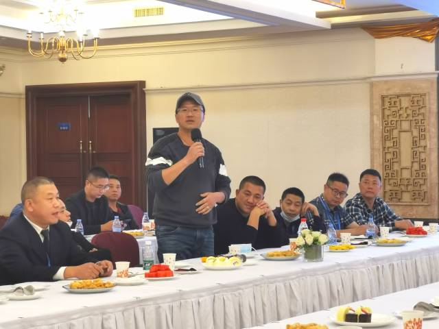 养殖户代表现场提问。南方农村报 俸敏 拍摄