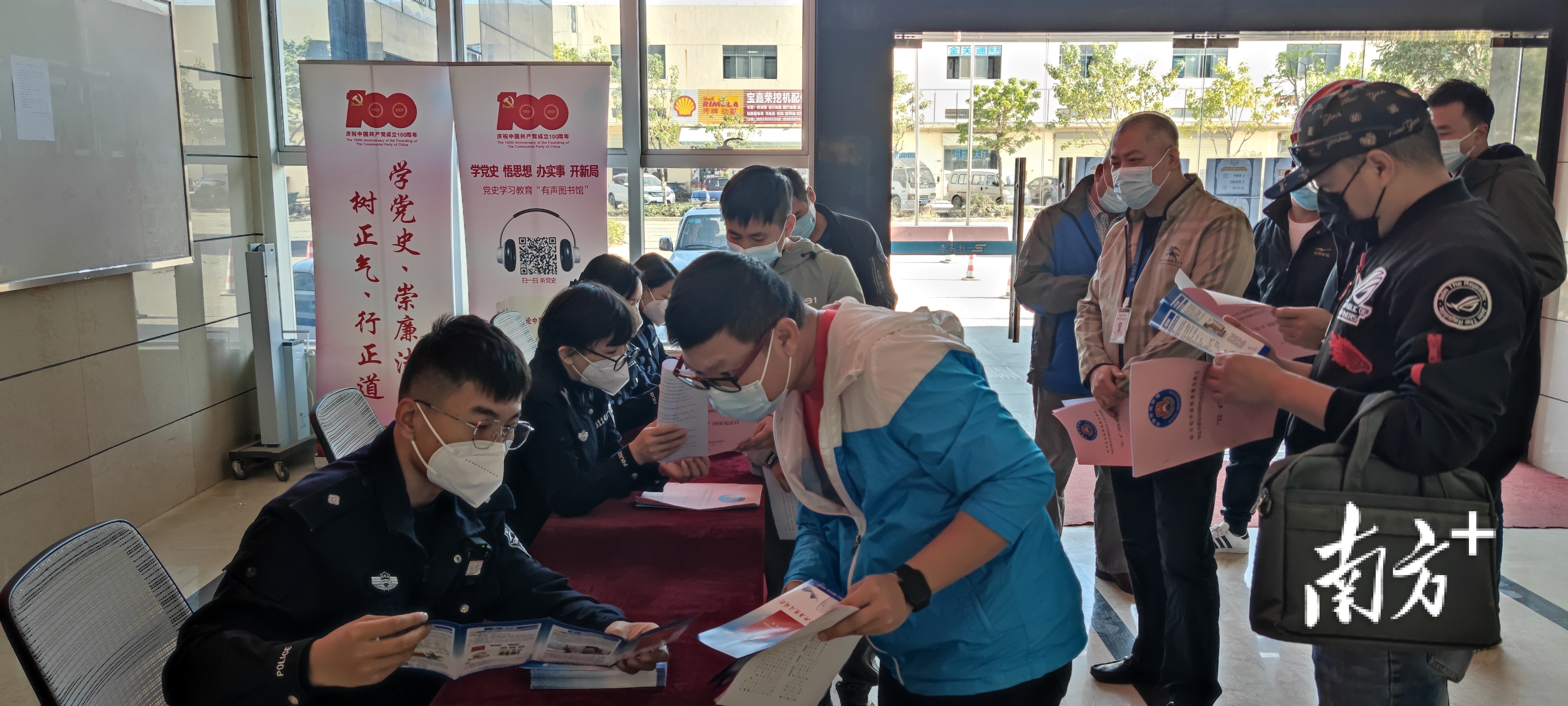 边检民警现场讲解并解答群众咨询。