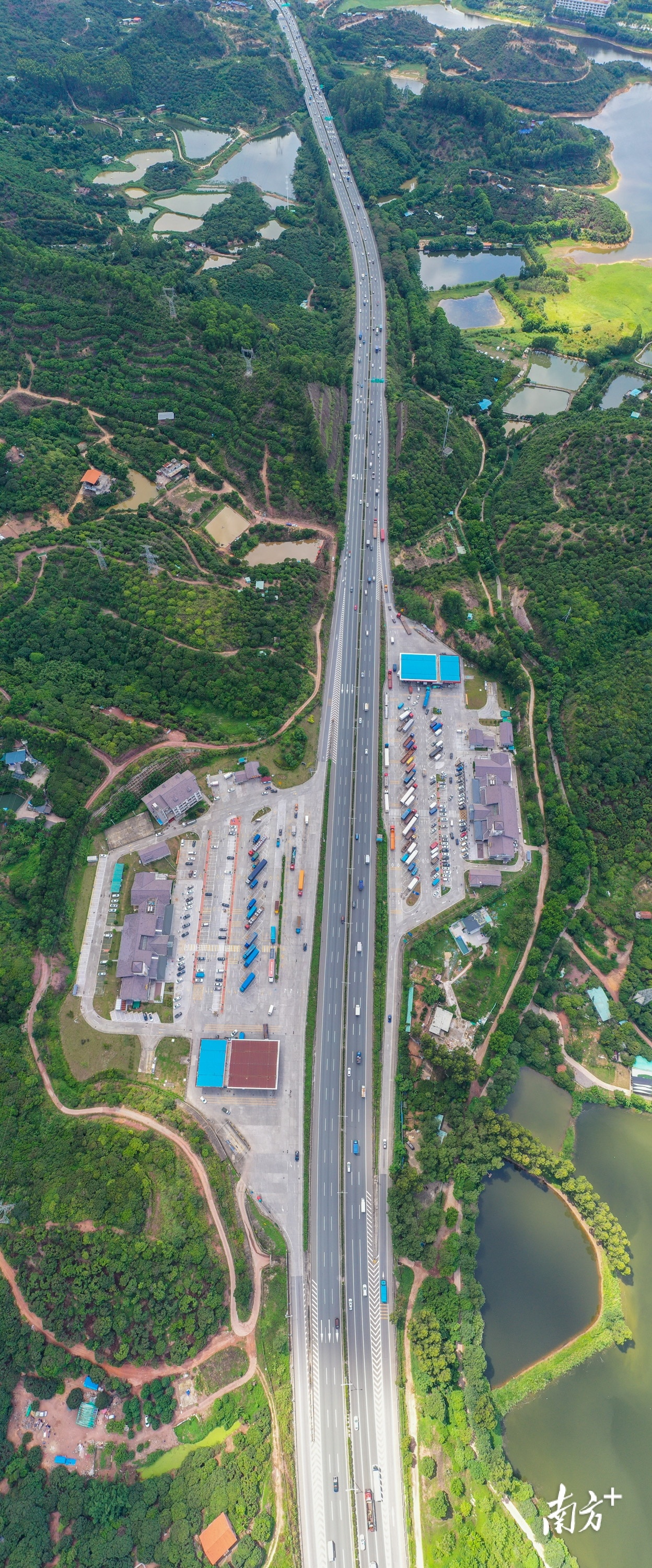 莞深高速黄江服务区。 莞深高速黄江服务区。