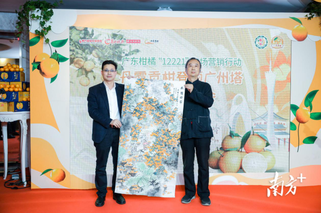 中国美术家协会会员、广州画院原副院长孙戈（右）将作品捐赠于中共仁化县委副书记刘海旺（左）