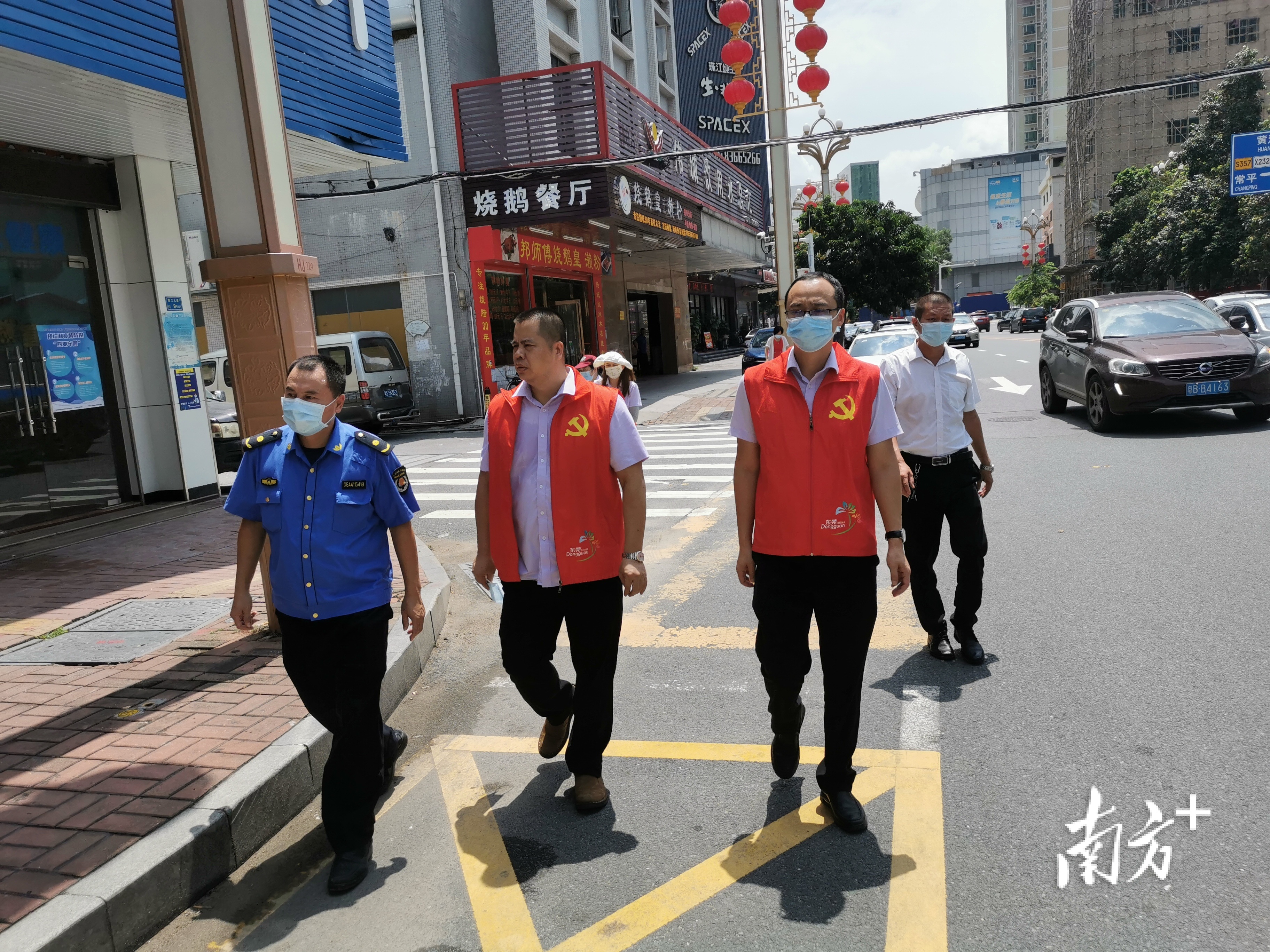 陈国平巡查社区道路。