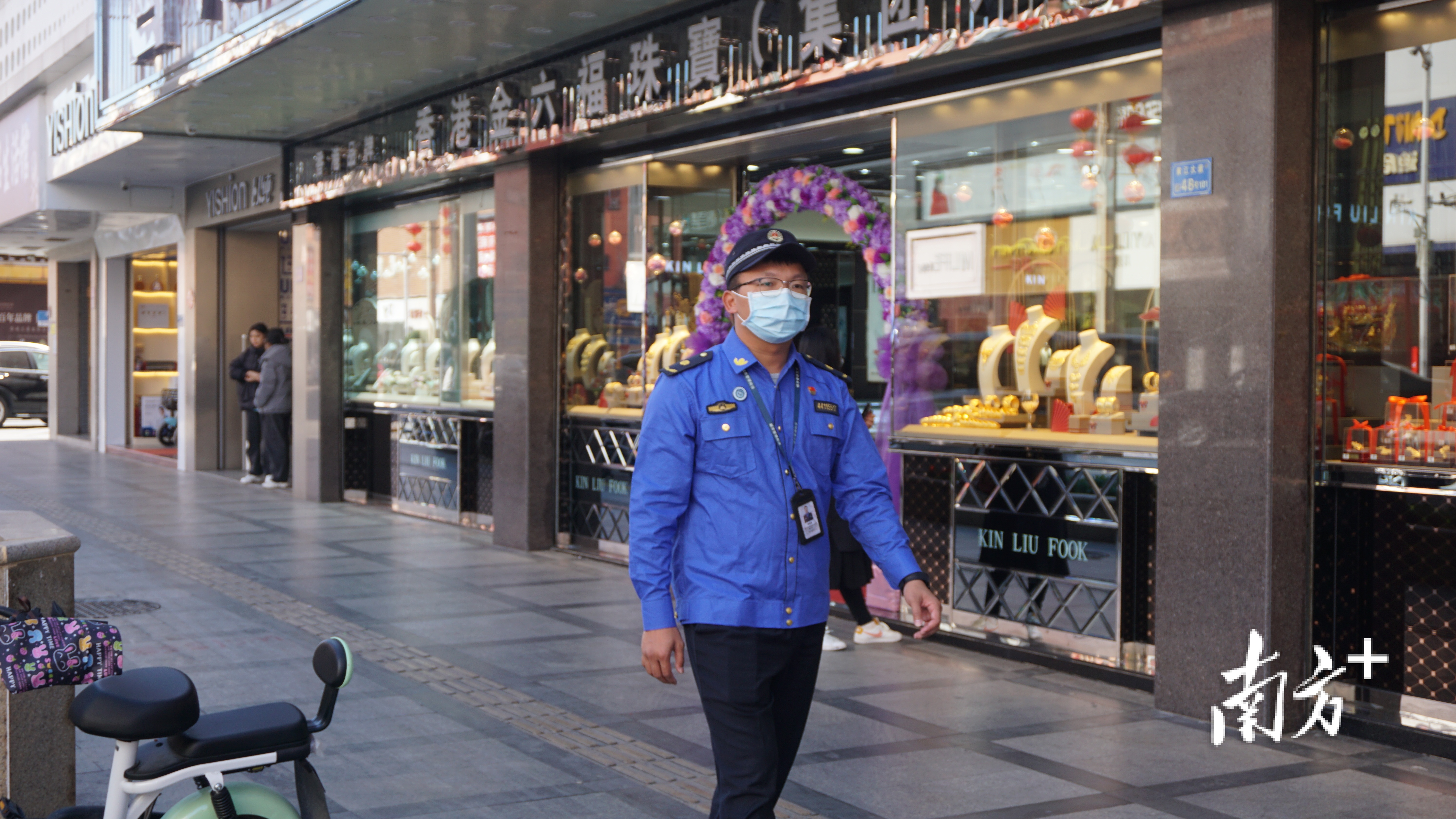 李经湖巡查黄江大道人行道。