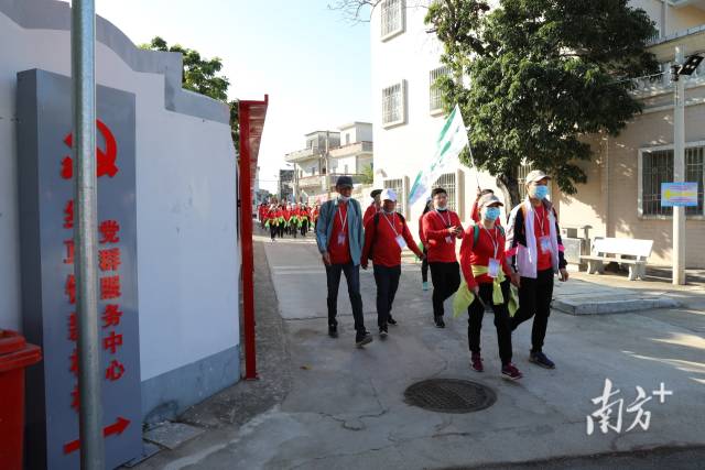 纪念中国文化名人大营救胜利80周年——追寻红色足迹徒步活动。