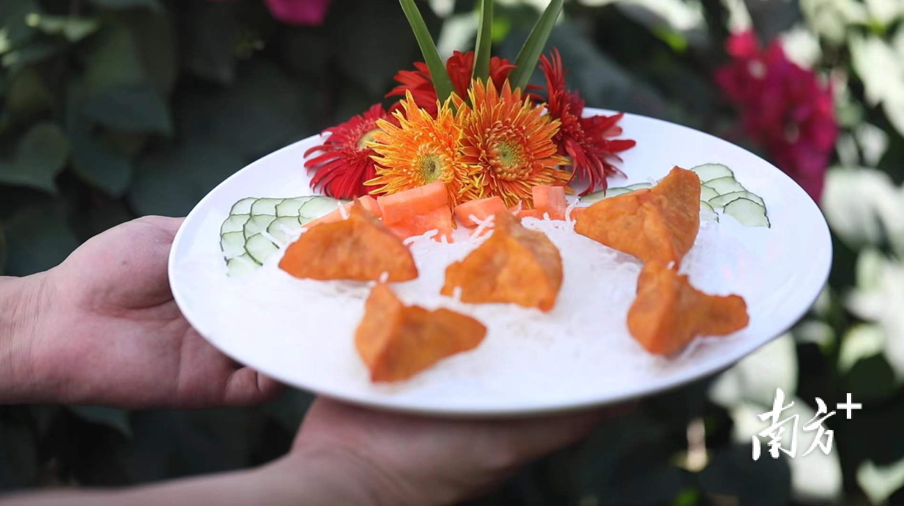 玉瑶山庄将自家基地种植的地瓜加工为“玉瑶黄金甲”。