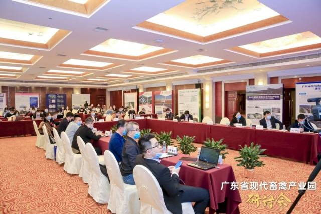 研讨会现场观众认真听取报告