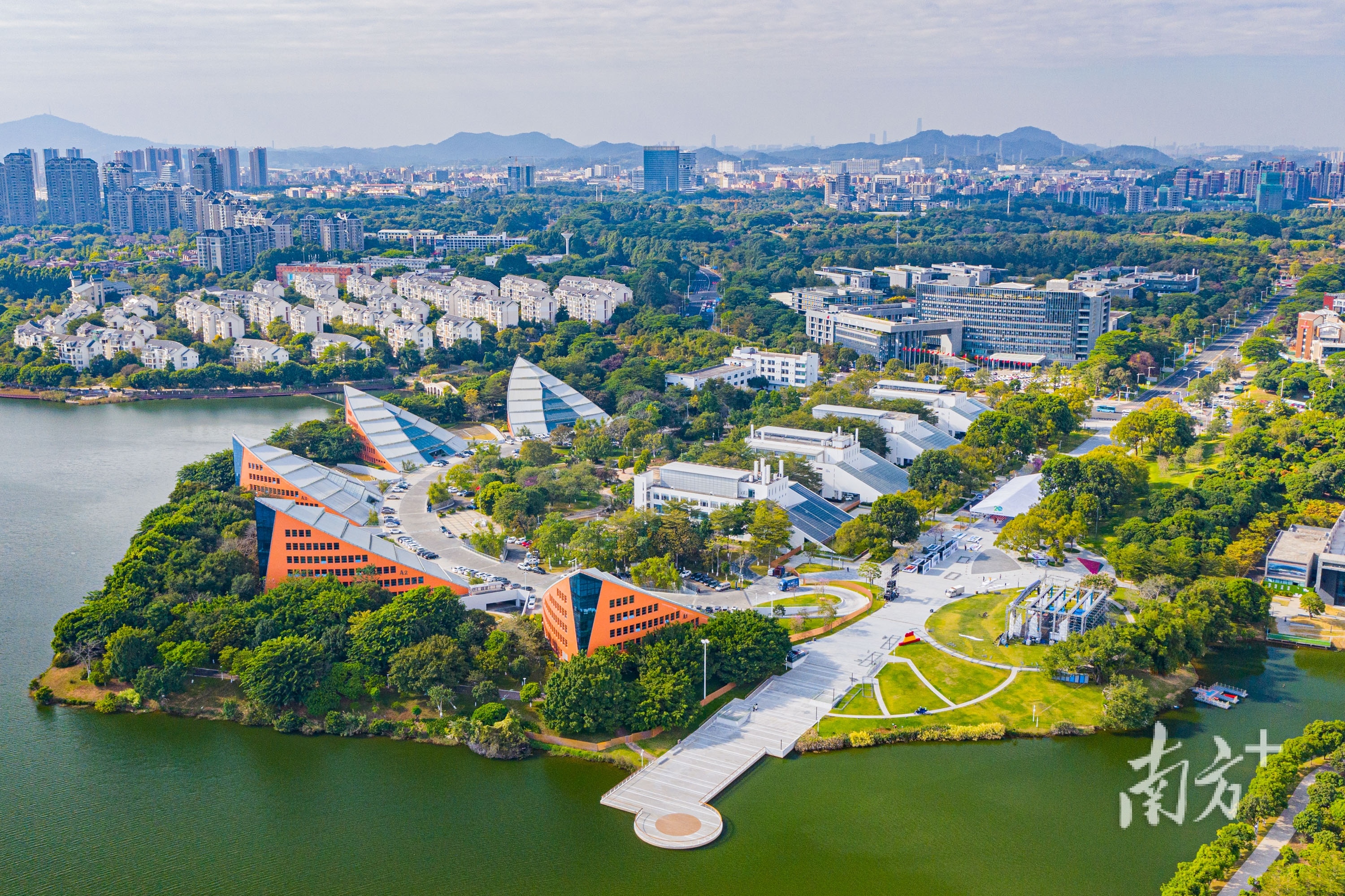 松山湖建园20周年“改革、创新、再出发”活动在通湖礼廊举行。黄政正摄