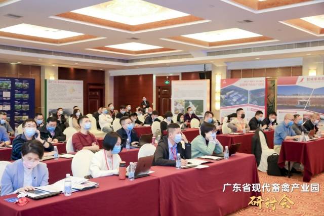 现场观众认真聆听