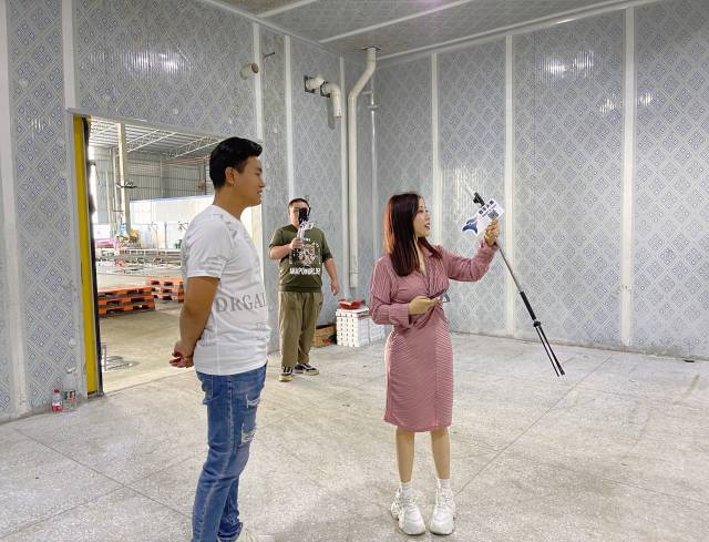铭景农业销售总监向网友介绍冷库仓储。