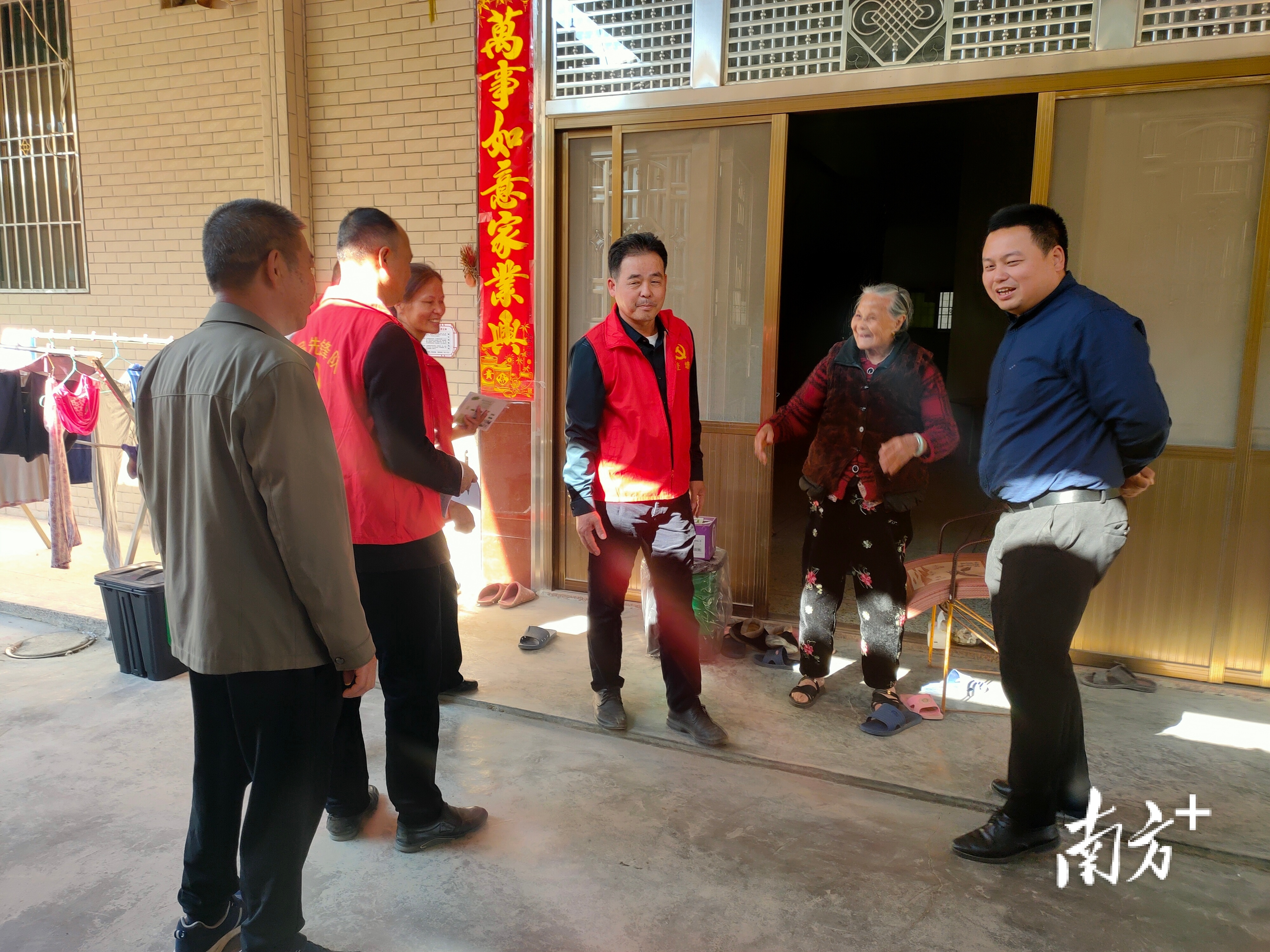 志愿者们进村入户引导村民按要求进行垃圾分类。&nbsp;