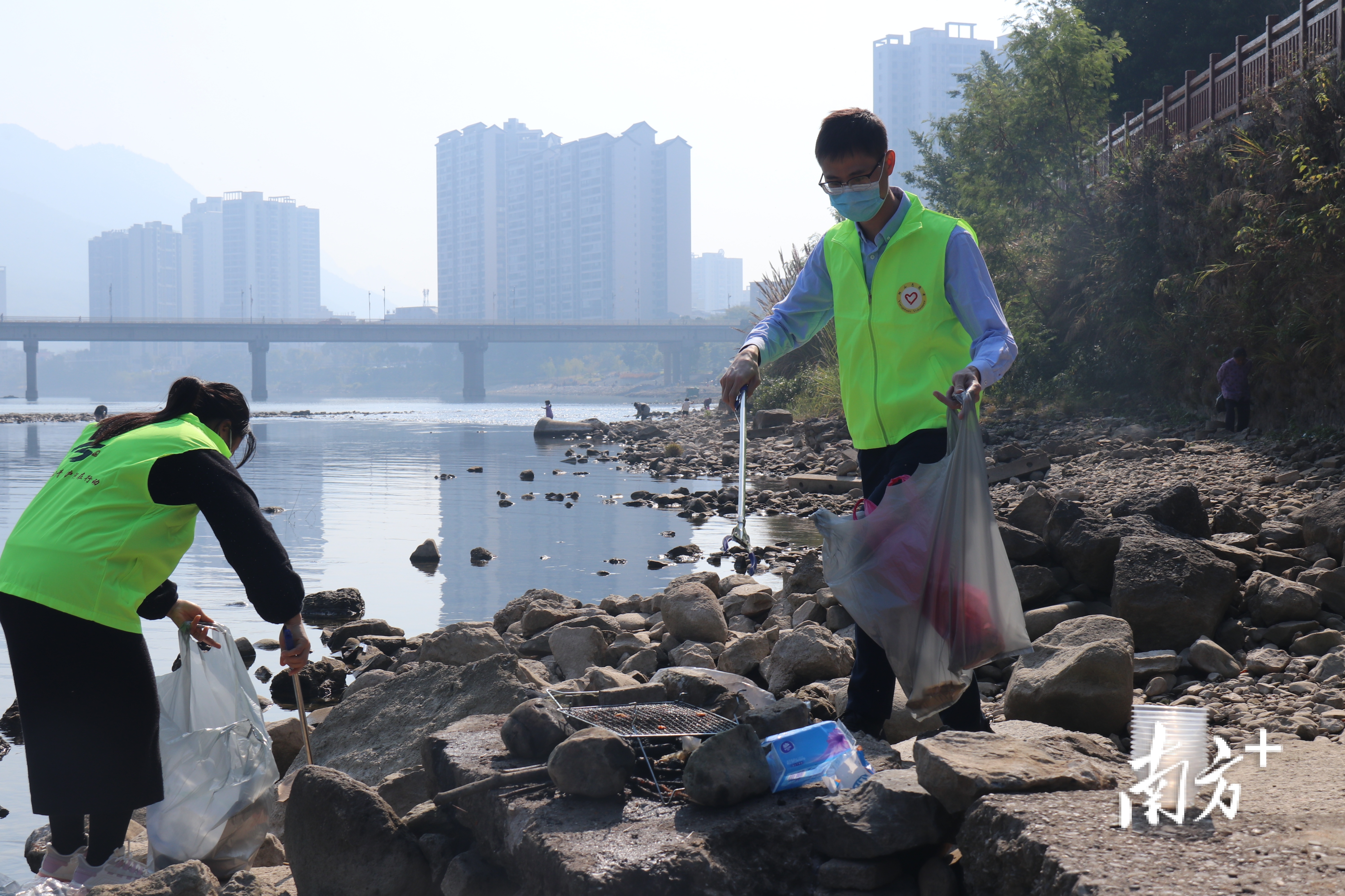 “河小青”志愿者开展护河志愿活动。