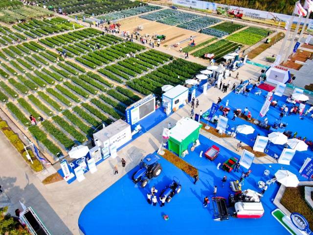 12月12日，在中国农业绿色发展大会暨第二十届广东种业大会田头智慧小站展示区，短短40米呈现出蔬菜从田头采摘、清洗、检测、分拣、加工、包装、预冷、冷藏到无人机售卖的全过程。吴秒衡 摄南方农村报 吴秒衡 拍摄