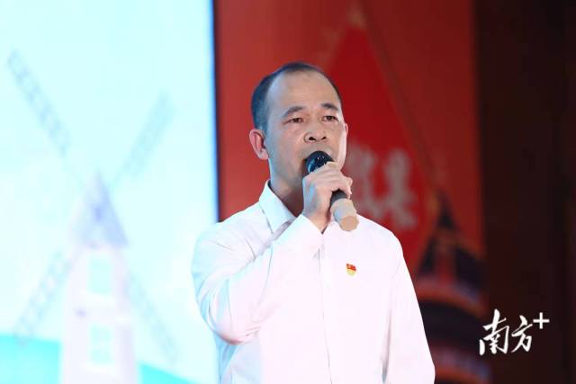 鉴江街道党委副书记、街道办事处主任曾桃