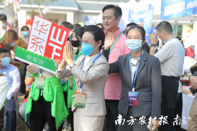 现场企业热烈互动