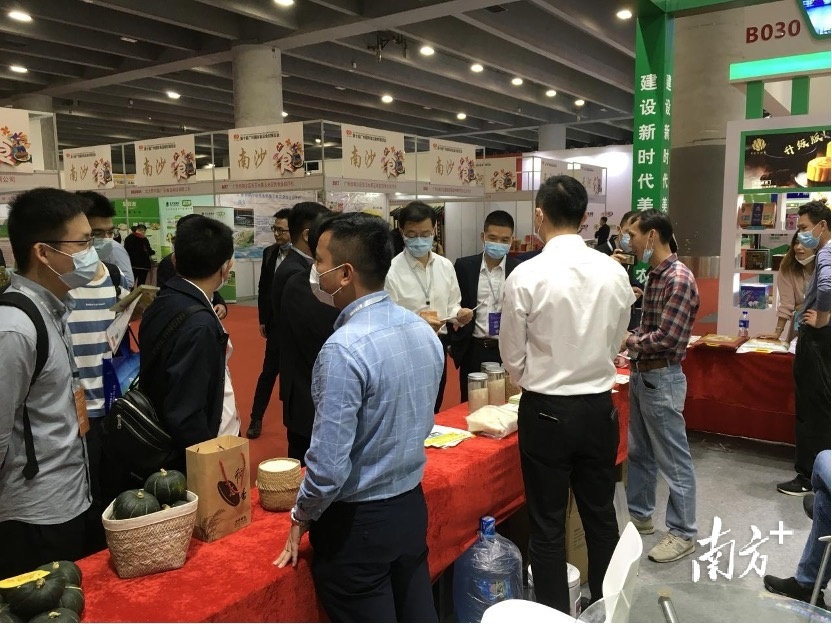 合作社展台前采购商云集。