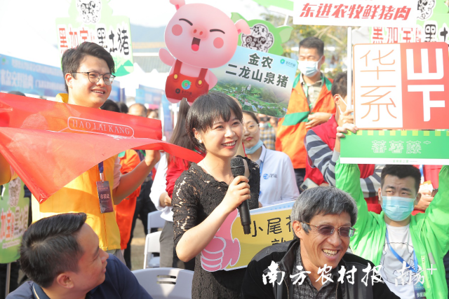 现场企业热烈互动