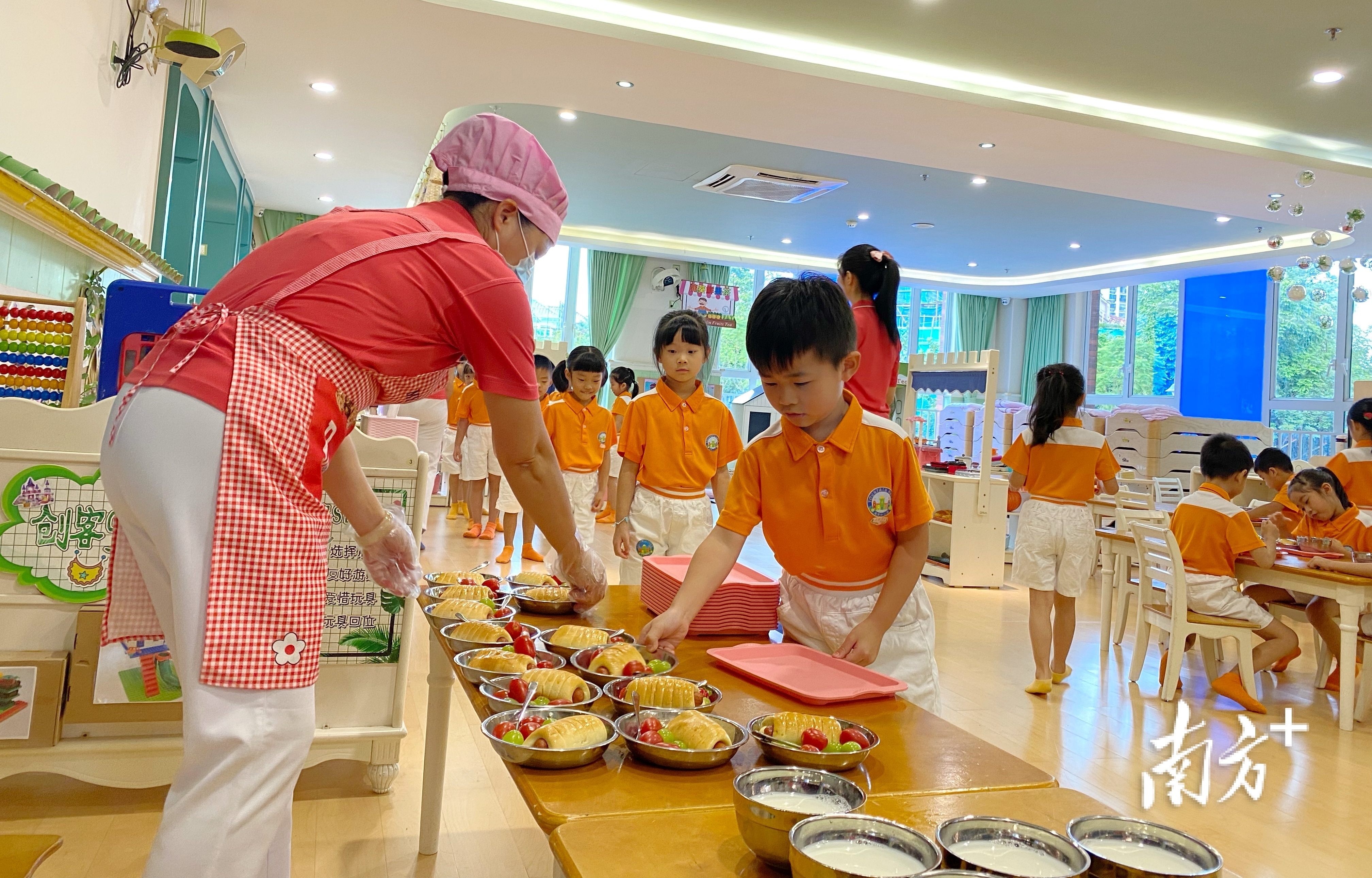 关于青少年健康成长的校园食品安全底线，无论如何不能突破。黄烨倩 拍摄