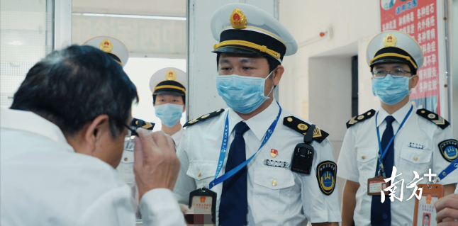 高明卫生监督执法人员对涉嫌非法行医场所进行监督检查。高明卫监供图