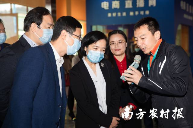 参观现场  南方农村报 蔡思宇 拍摄