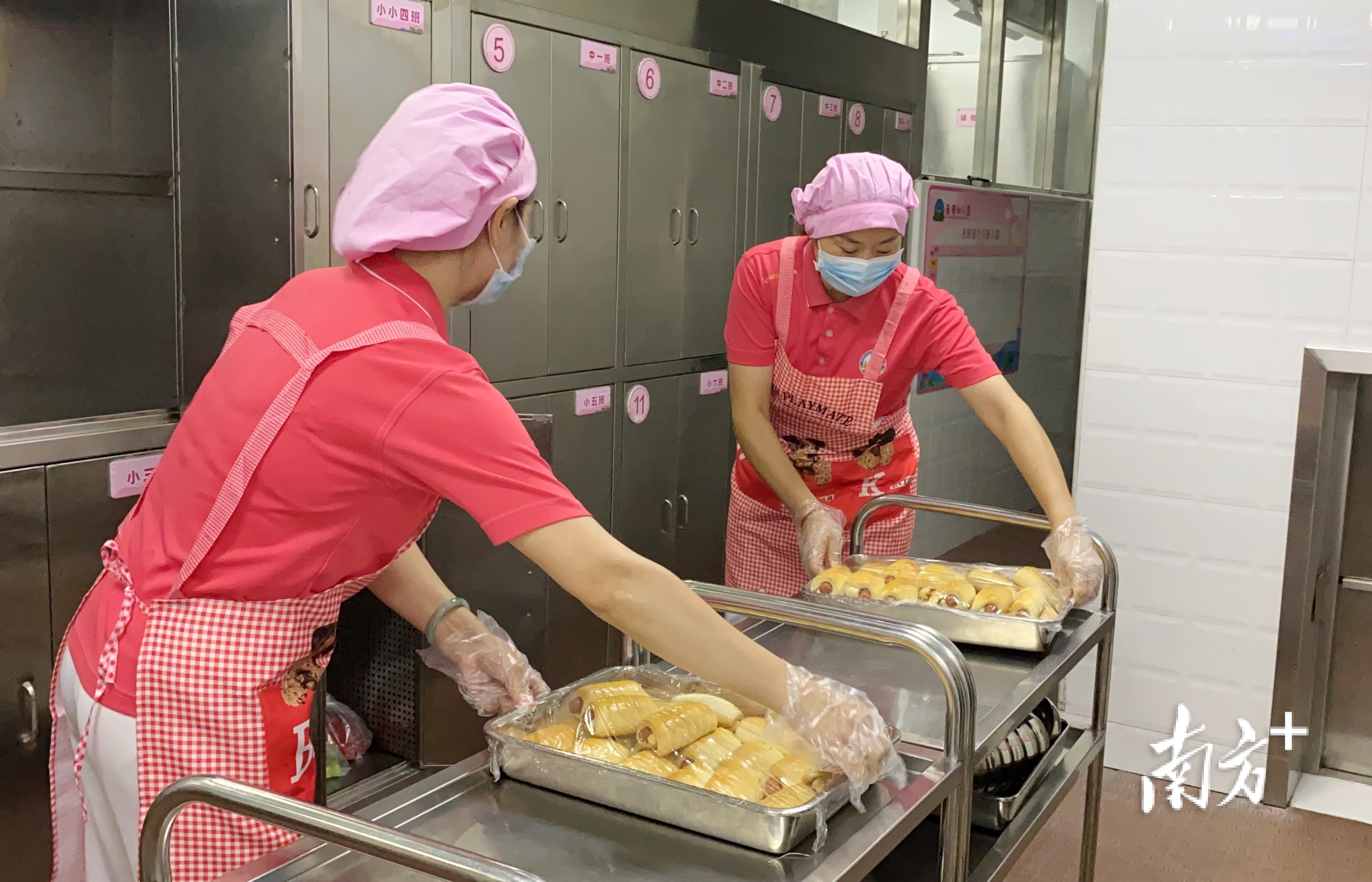 送到学生餐桌的食品需要确保新鲜、安全。黄烨倩 拍摄