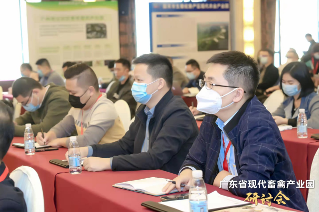 现场嘉宾认真学习