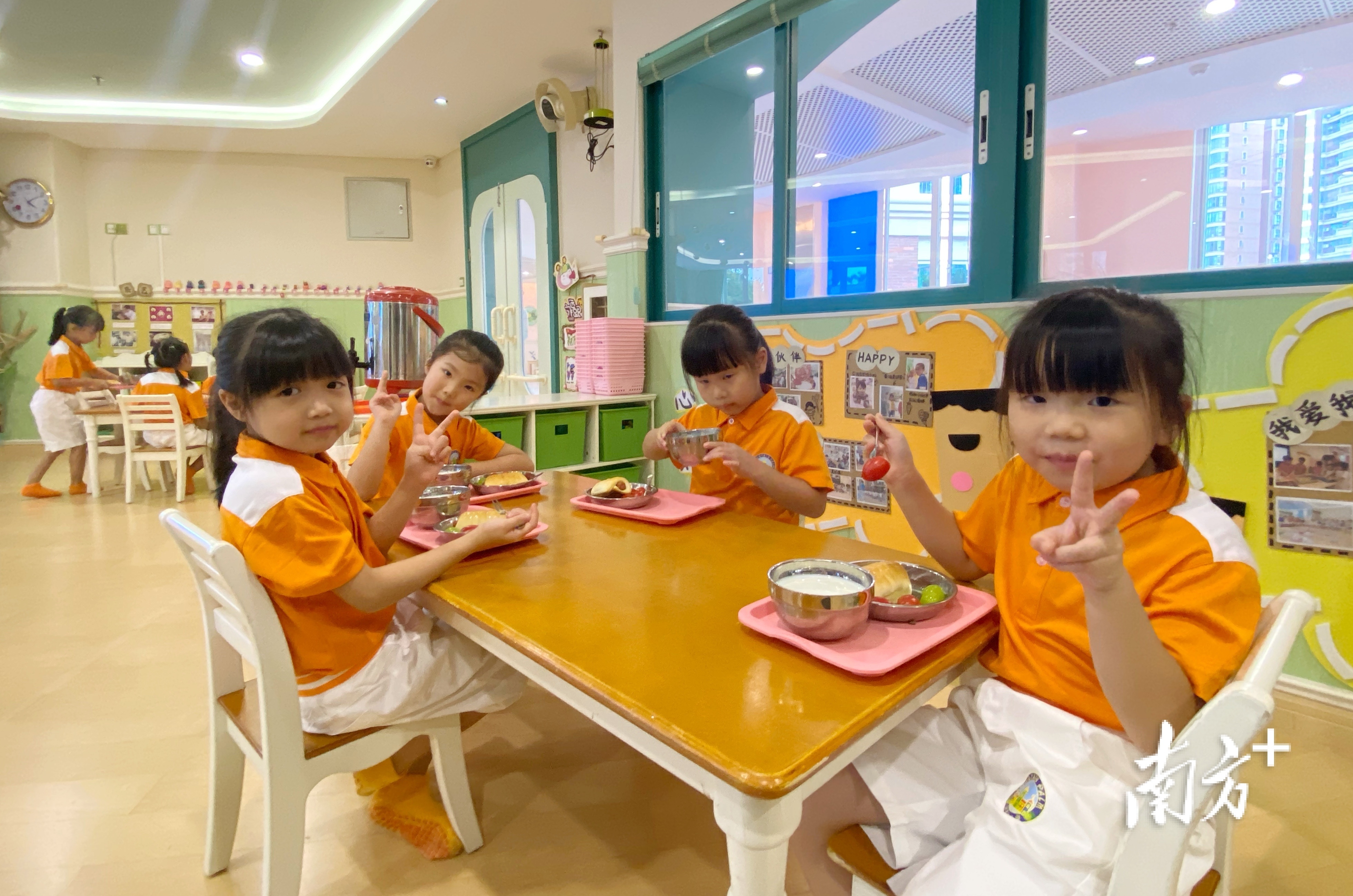 如何让学生吃得更健康、更安全，这也是一项非常重要的议题。黄烨倩 拍摄