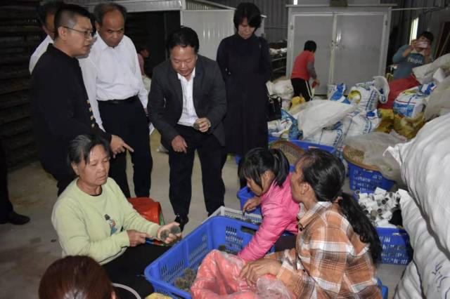 与那宾村村民交流。