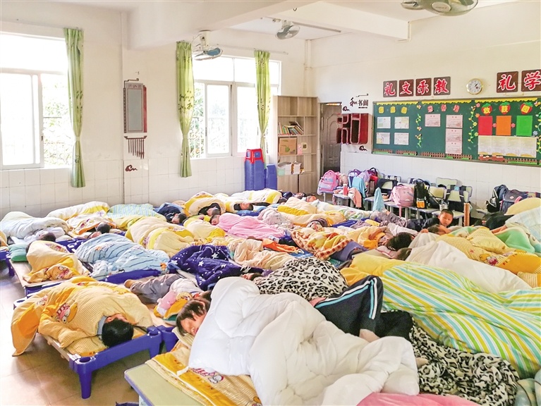 范湖小学学生平躺午休。通讯员供图
