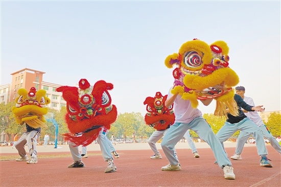 新会机电职业技术学校的蔡李佛龙狮社团团员在训练。