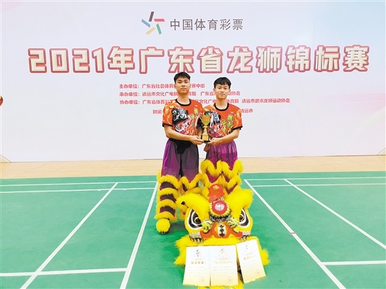 周景裕和苏耀辉获男子青年组传统南狮一等奖。