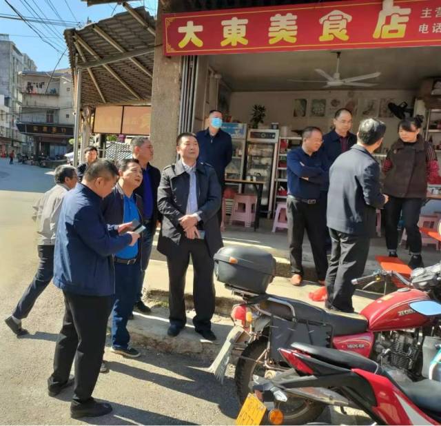 调研组到镇区老街调研