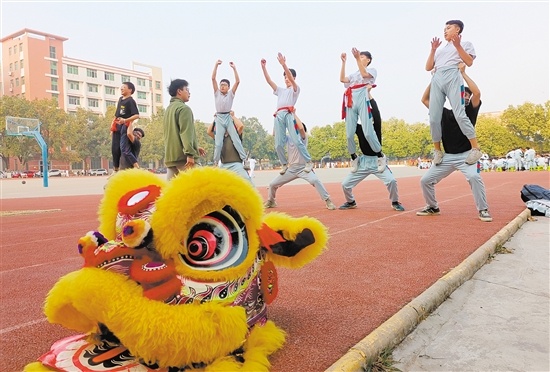 新会机电职业技术学校的蔡李佛龙狮社团曾获评“江门市优秀学生社团”和“广东省优秀社团”等荣誉称号。