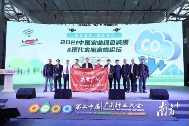 产业园代表与专家合影