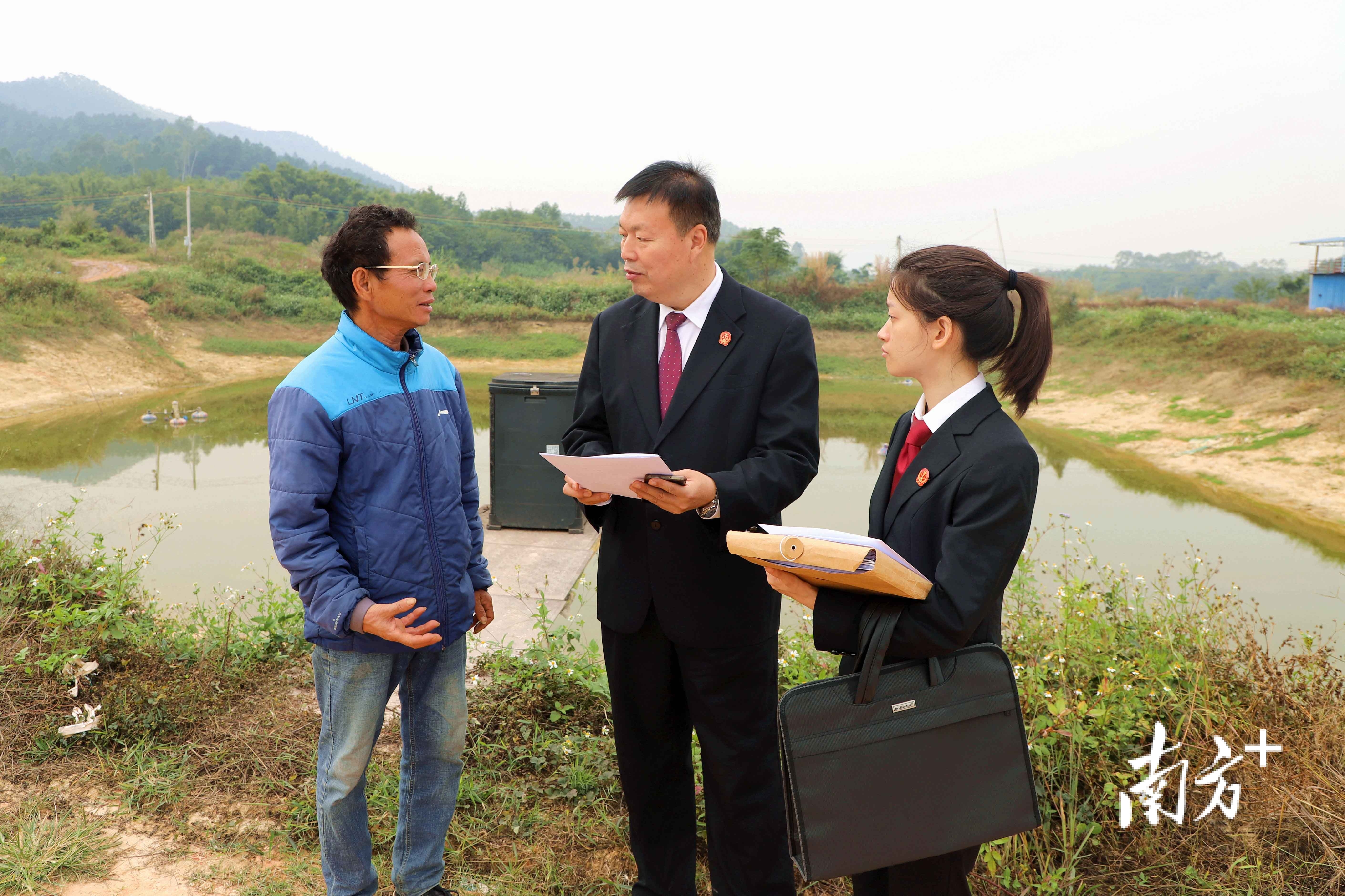 高明法院法官与当事人到涉案鱼塘实地调查.高明法院供图