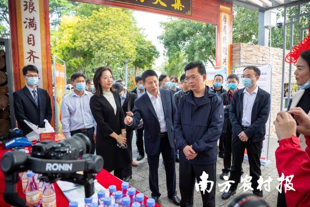 博罗县委书记谢远区参观示范场展示区  