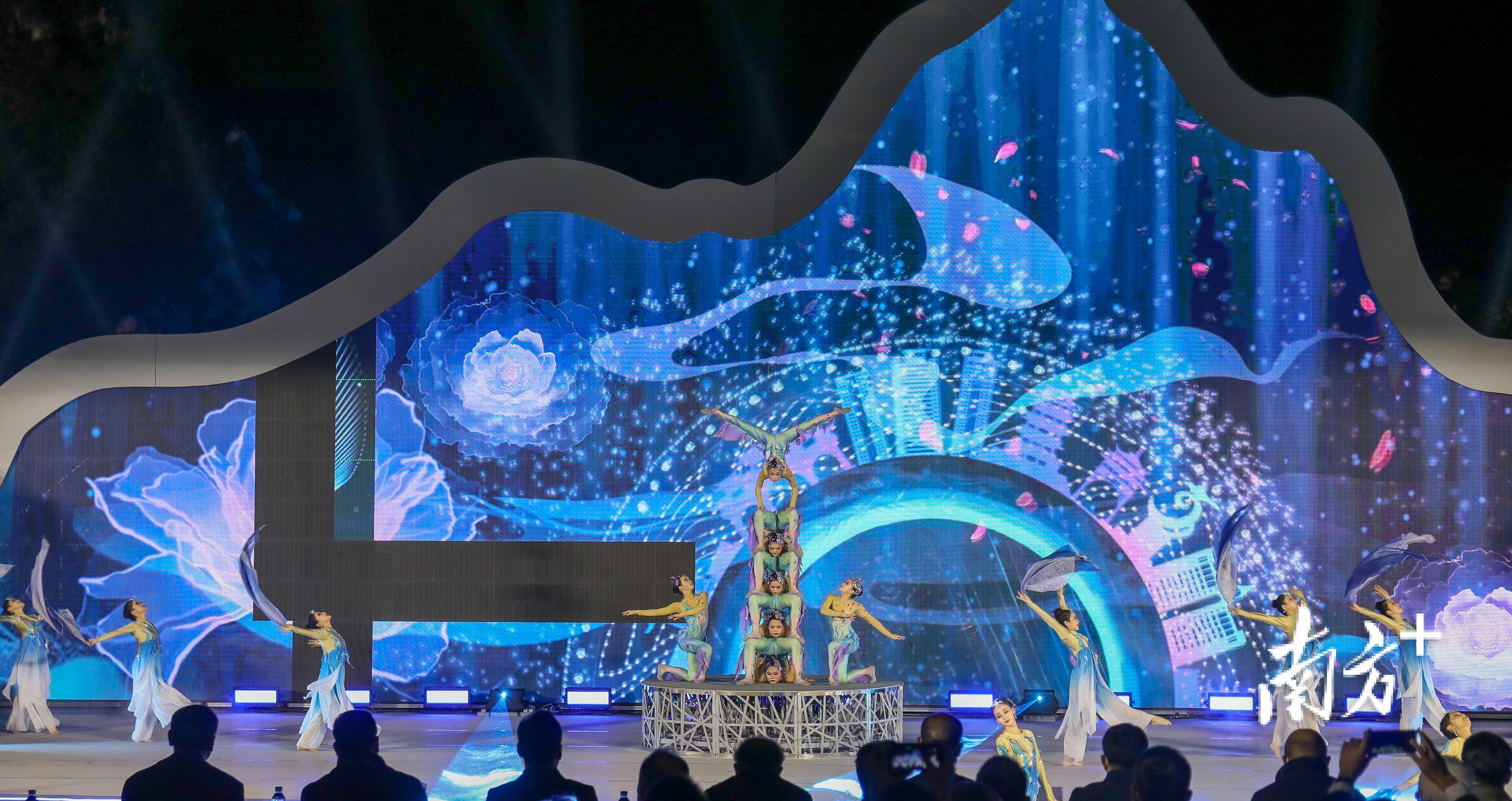 开幕式综艺晚会精彩纷呈。 &nbsp;南方+ 施亮 拍摄