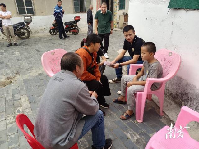 来自清远的爱心夫妇征求孩子的意见，孩子表示非常乐意。