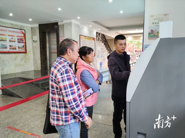 工作队成员同爱心夫妇在民政部门办理收养手续。