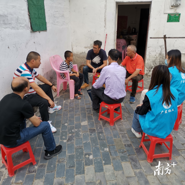 驻镇工作组和村干部陪同社会热心人士上门慰问。