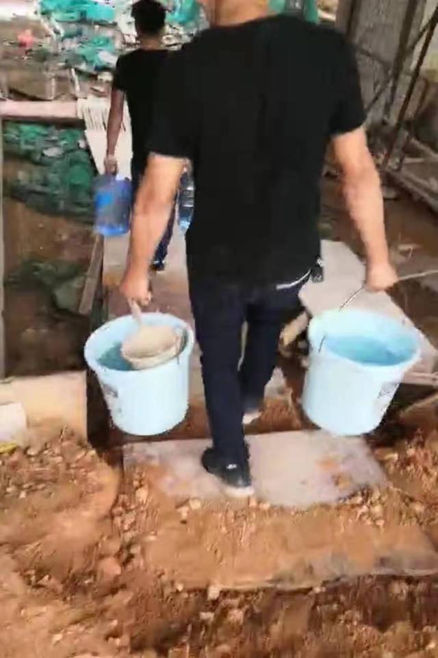 正在挑水的业主。受访者供图
