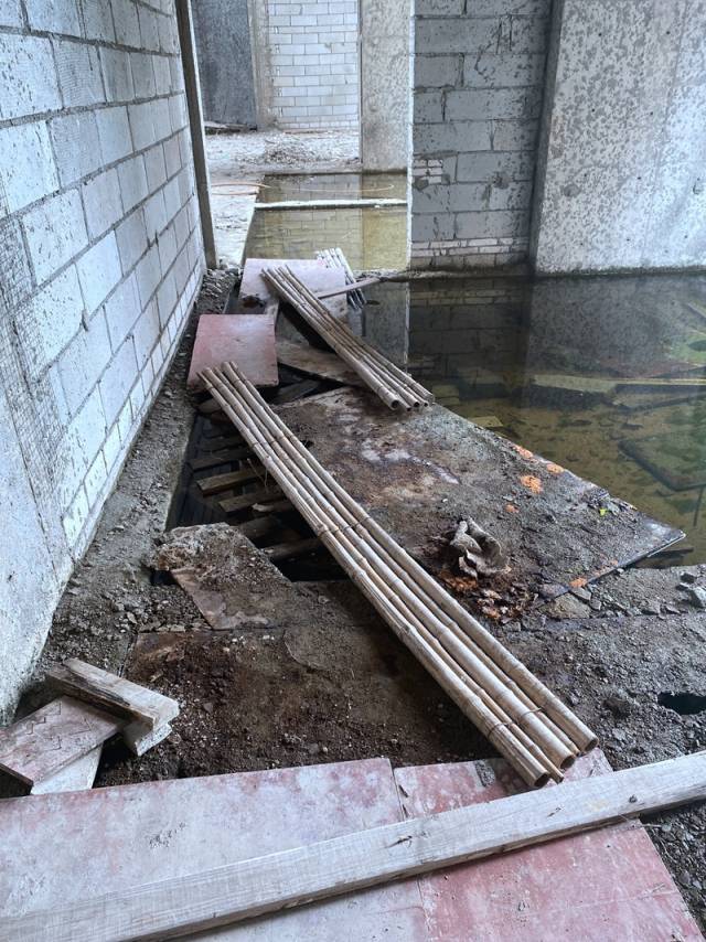 业主们在烂尾楼内铺的竹排路。受访者供图