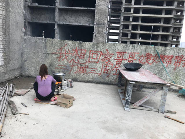 业主户外支锅烧饭。受访者供图