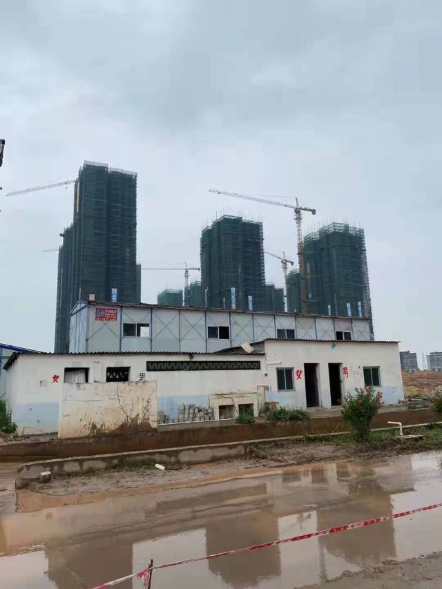 工地上的卫生间。受访者供图