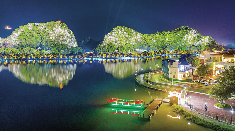 水上公交让市民游客饱览星湖美丽夜景。曹笑 摄 水上公交让市民游客饱览星湖美丽夜景。曹笑 摄