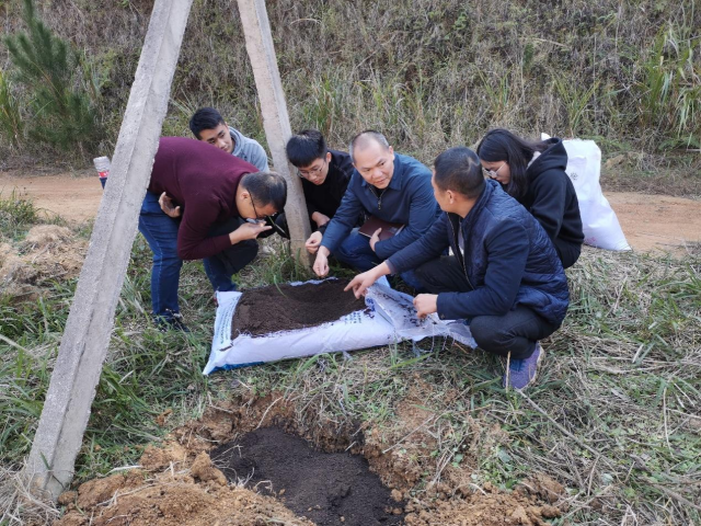 现场交流基地有机肥施用情况