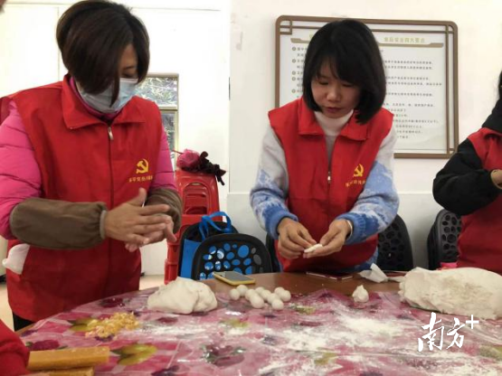 工作人员揉粉团、切糖粒、煮糖水、搓汤圆，为长者准备暖心汤圆。 乐平镇供图
