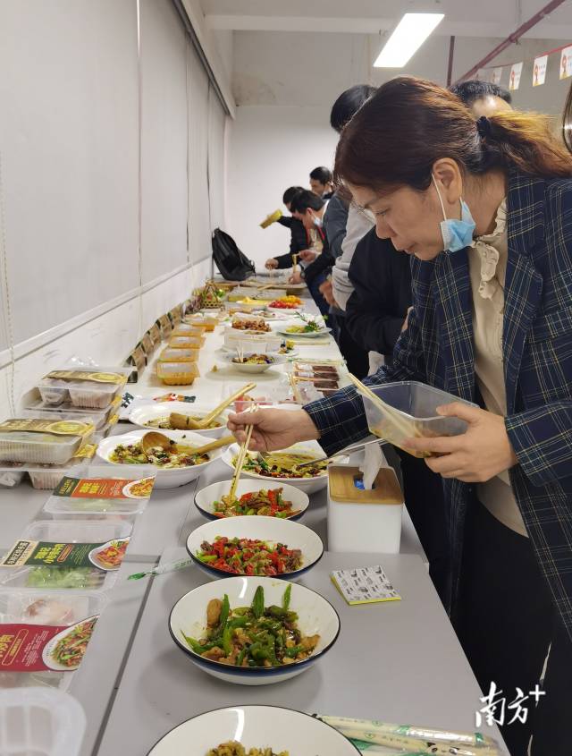 广东多家供应商企业在钱大妈品鉴预制菜。
