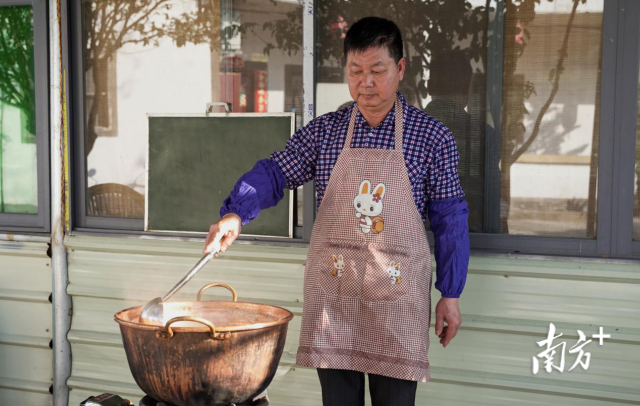  仁化县富和信农业技术中心负责人刘耀楼展示柚子酱熬制方法