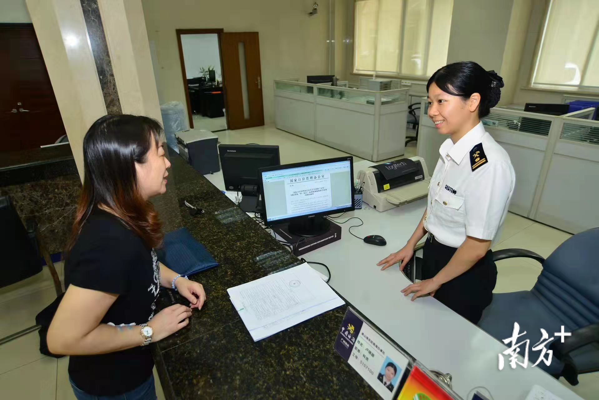 佛山海关关员为企业办理减免税手续。